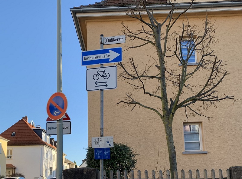 Hier dürfen Fahrräder gegen die Einbahnstraße fahren.