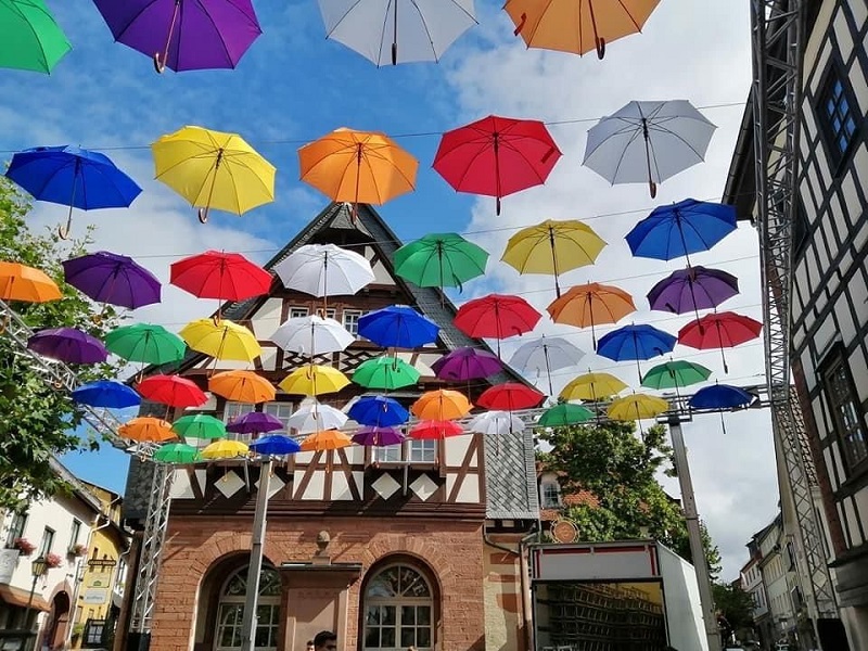 Regenschirme leuchten bunht in der Hofheimer Altstadt.