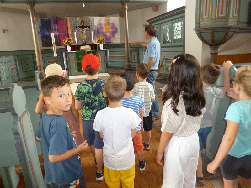 Neues und Nützliches erfuhren die Vorschulkinder der Kita Regenbogen beim Besuch der Wallauer Kirche.