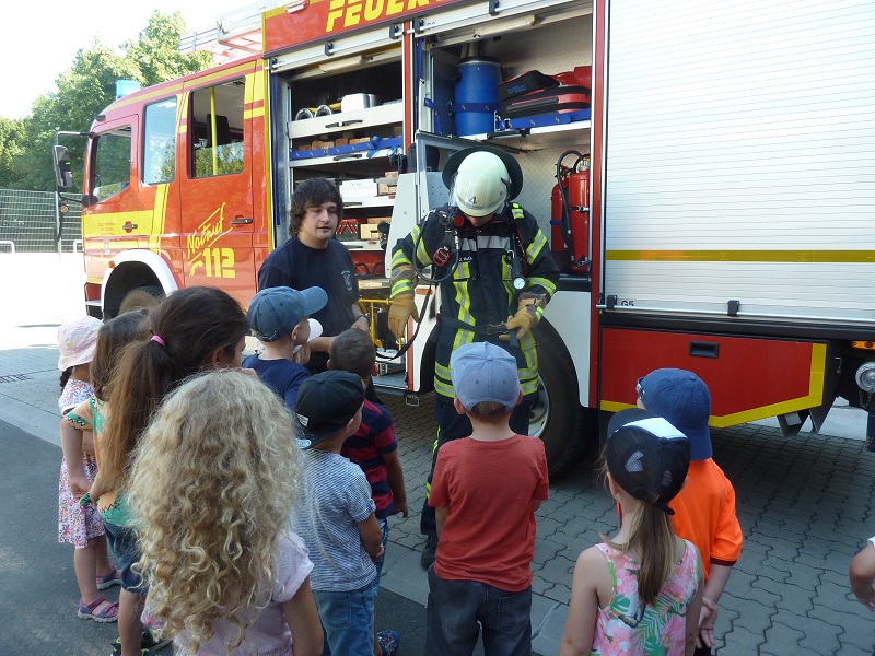 Die Kinder der Kita Regenbogen besuchen die Wallauer Feuerwehr.