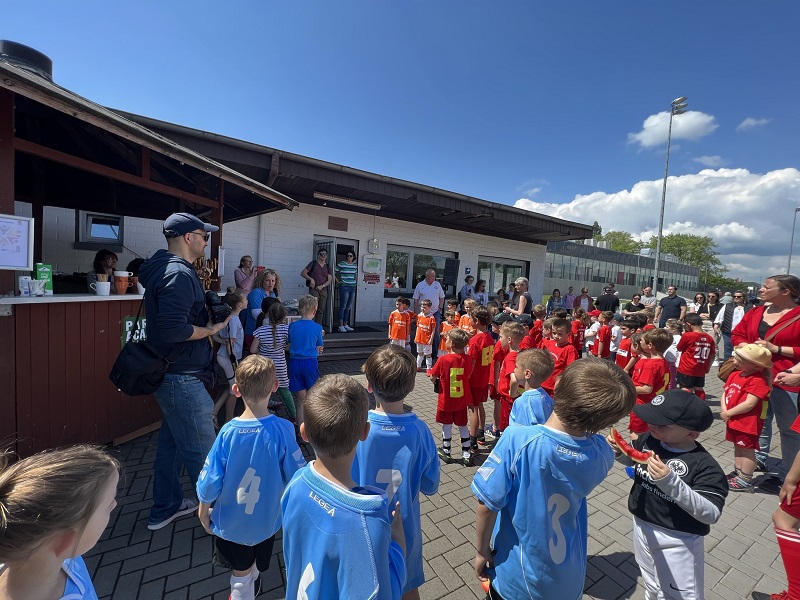 Junge Fußballspieler in Wallau bei ihrem ersten Turnier.