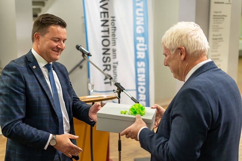 Hofheims Bürgermeister Christian Vogt überreicht Erster Stadtrat Wolfgang Exner ein Abschiedsgeschenk.