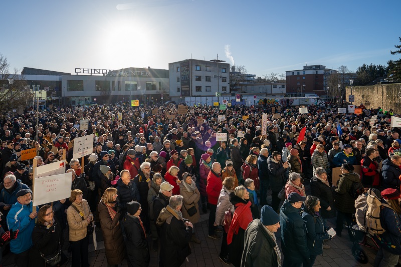 Klare Kante gegen Rechtsextremismus zeigte 2000 Menschen in Hofheim.