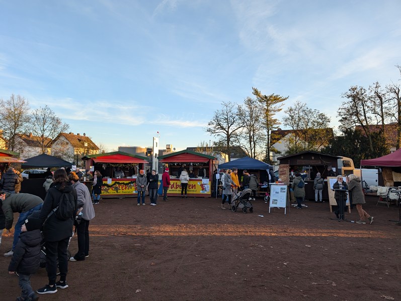 Beim zweiten Wallauer Weihnachtsmarkt auif dem Festplatz fehlte es an nichts.