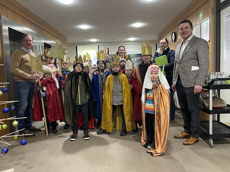 Das Hofheimer Rathaus steht auch 2025 unter dem Segen der Sternsinger.