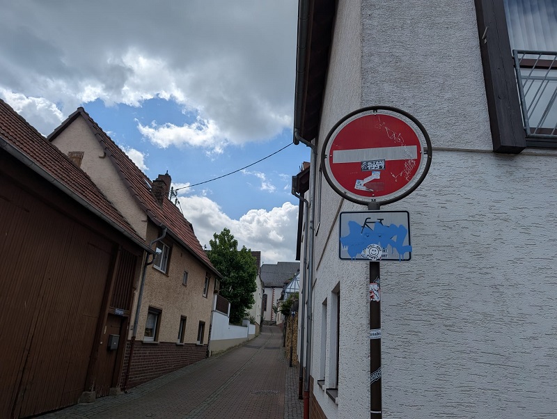 Schade, Vandalismuss an vielen Verkehrsschildern in Wallau.