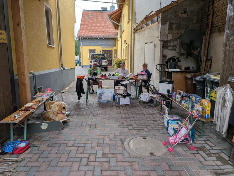 Ein Eldorado für Schnäppchenjäger war der der erste Wallauer Höfeflohmarkt.